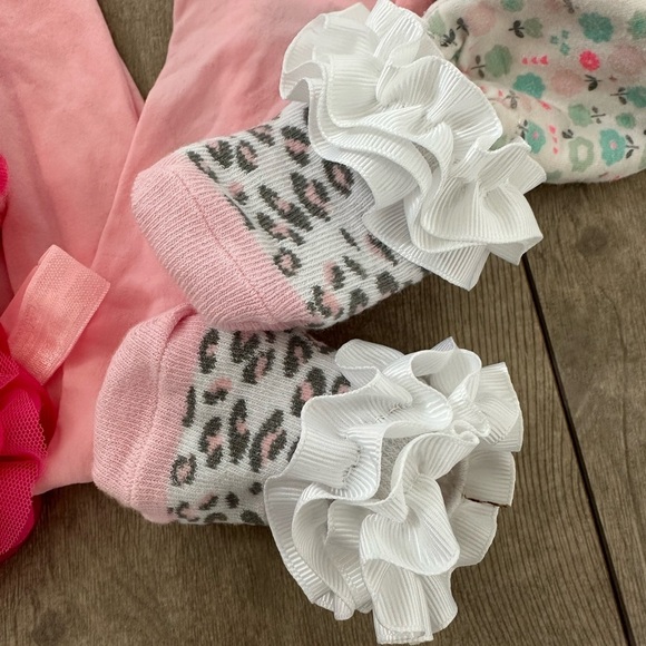 0-6 m baby girl accessory lot -pantyhose, socks bundle, hair piece, hand booties - Picture 6 of 13